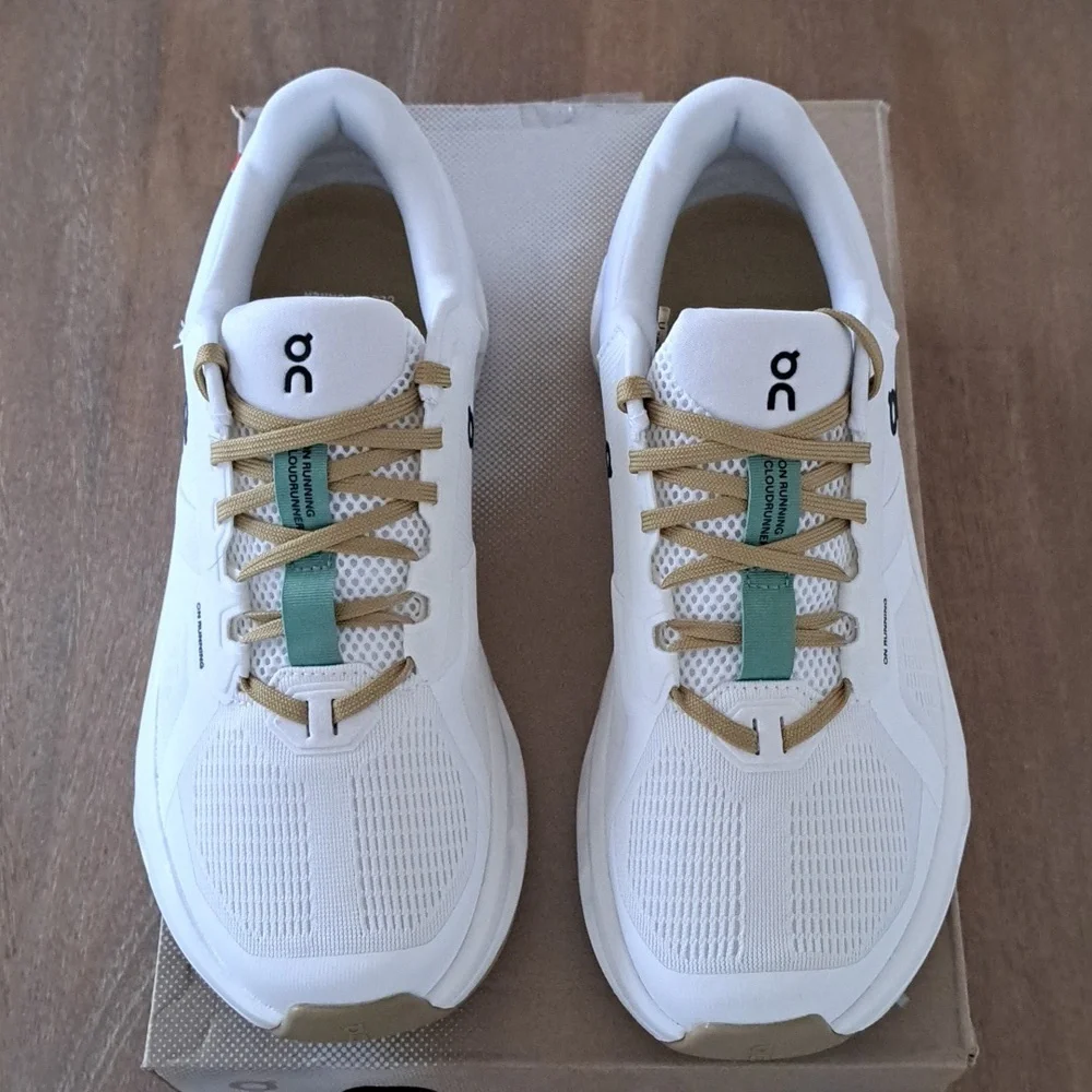 On Cloudrunner 2 - Color: White / Green - Size: Women 9.5 - Picture 2 of 9